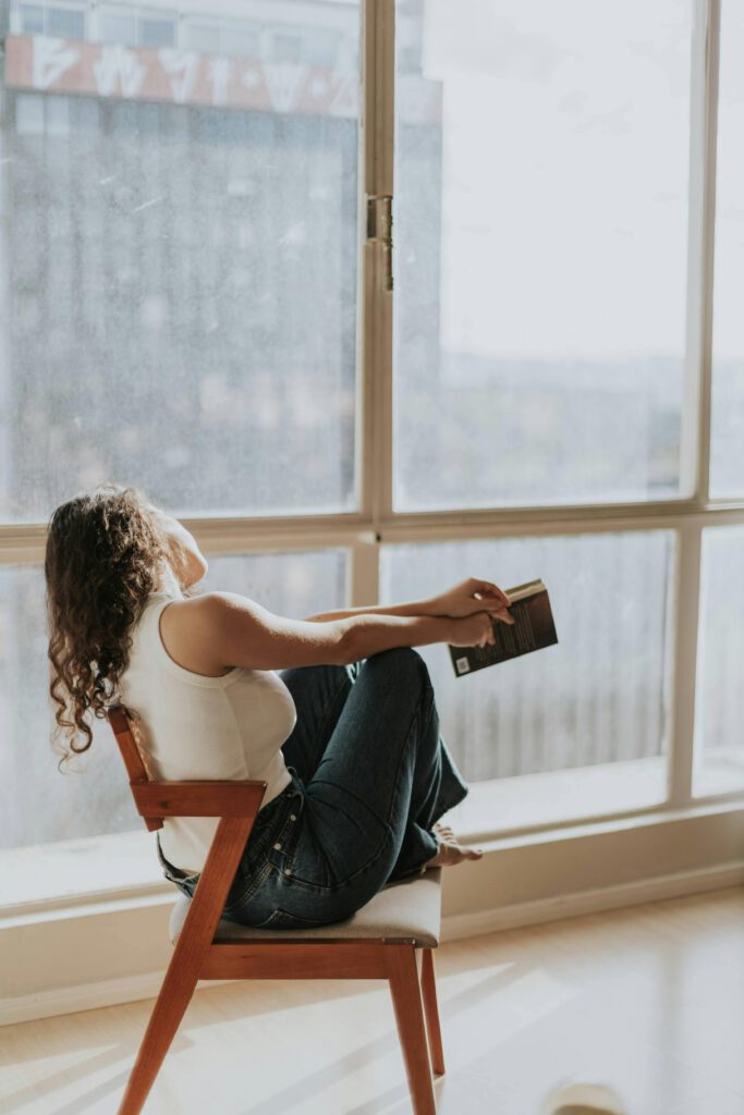 Vrouw in ontspannen houding tijdens hypnotherapie sessie — alternatief voor gesprekstherapie